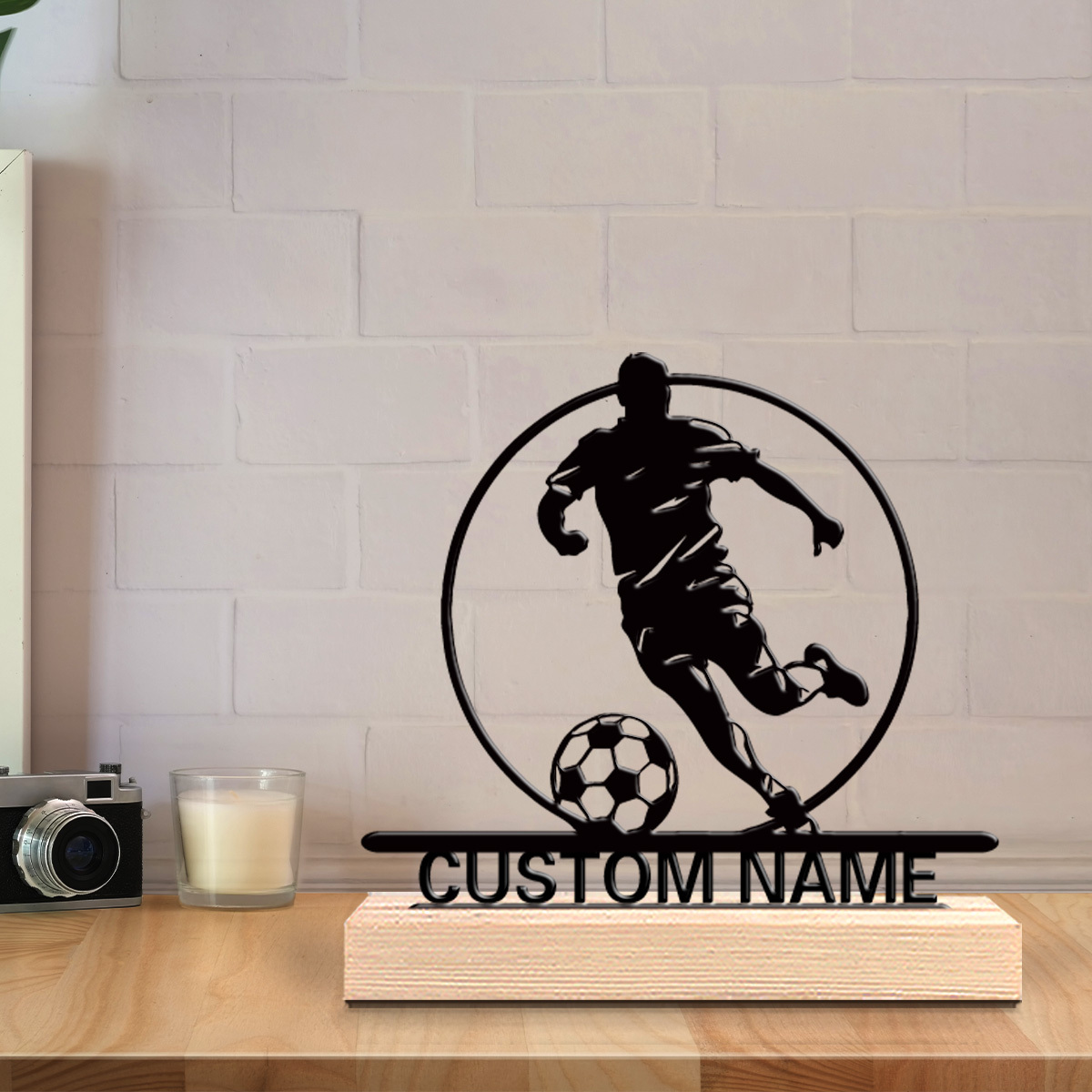 カスタムサッカー選手メタル像（名前入り）、木製台座付きテーブ - Home Decor Mod のレビューと価格