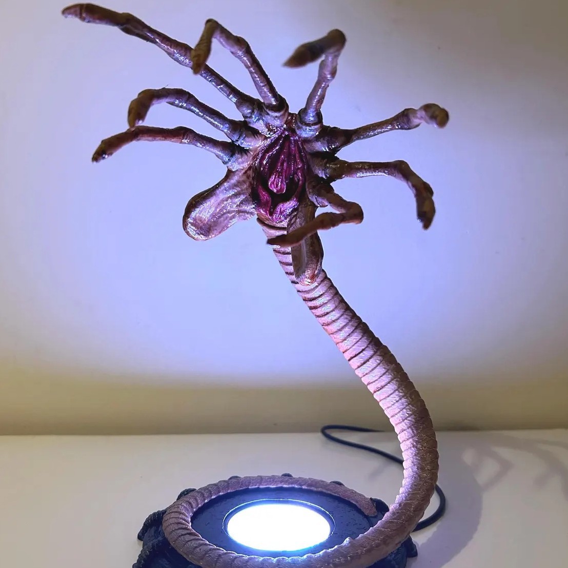 エイリアンフェイスハガーランプナイトライト、LEDライト付き - Home Decor Lighting のレビューと価格