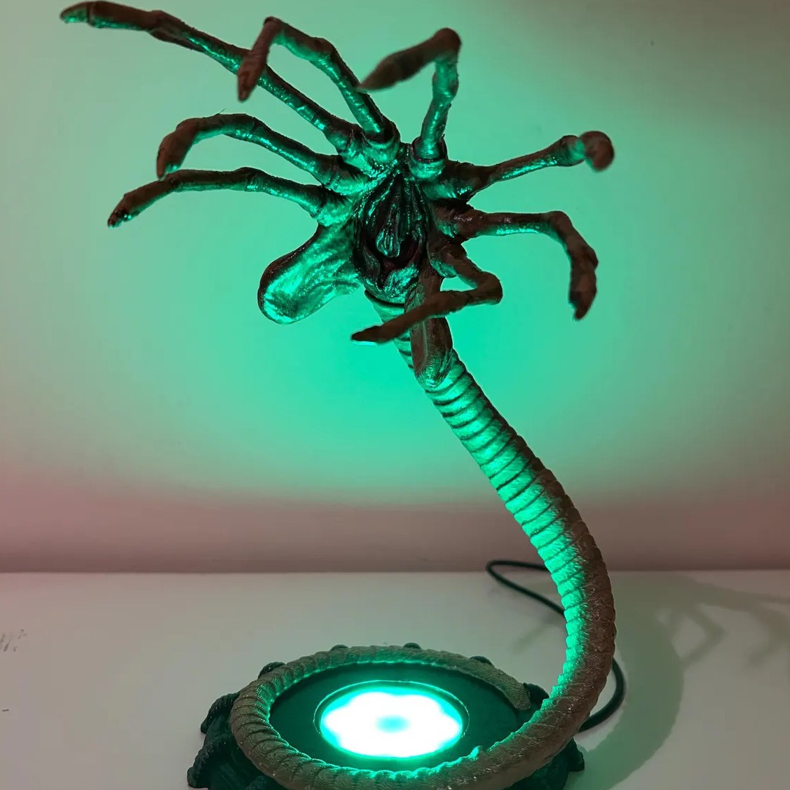 エイリアンフェイスハガーランプナイトライト、LEDライト付き - Home Decor Lighting のレビューと価格