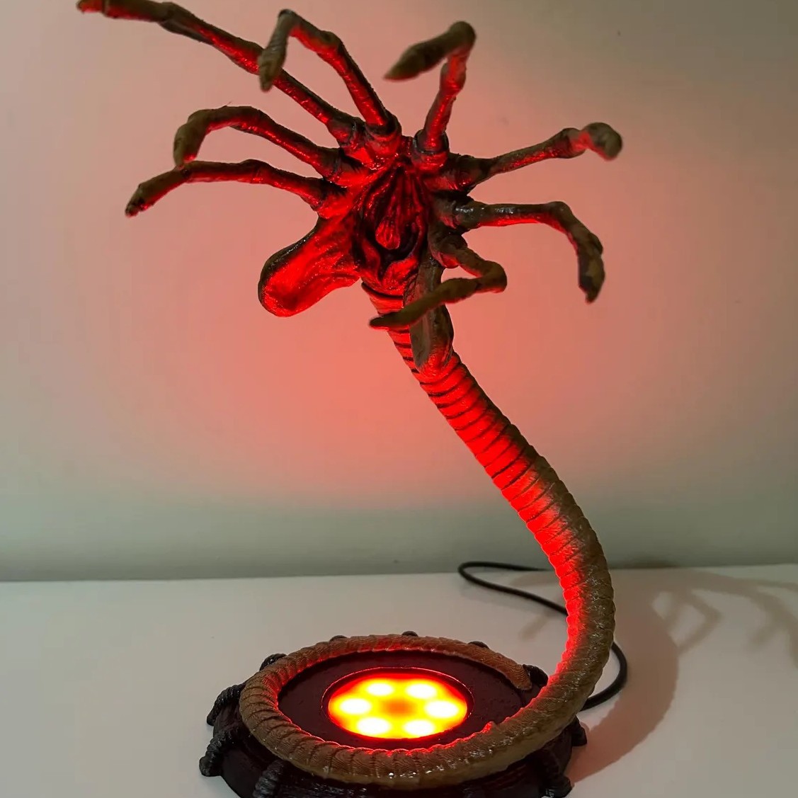 エイリアンフェイスハガーランプナイトライト、LEDライト付き - Home Decor Lighting のレビューと価格
